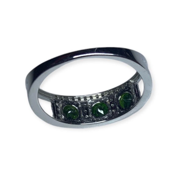 Sterling silver  Peridot Ring - Picture 2 of 4
